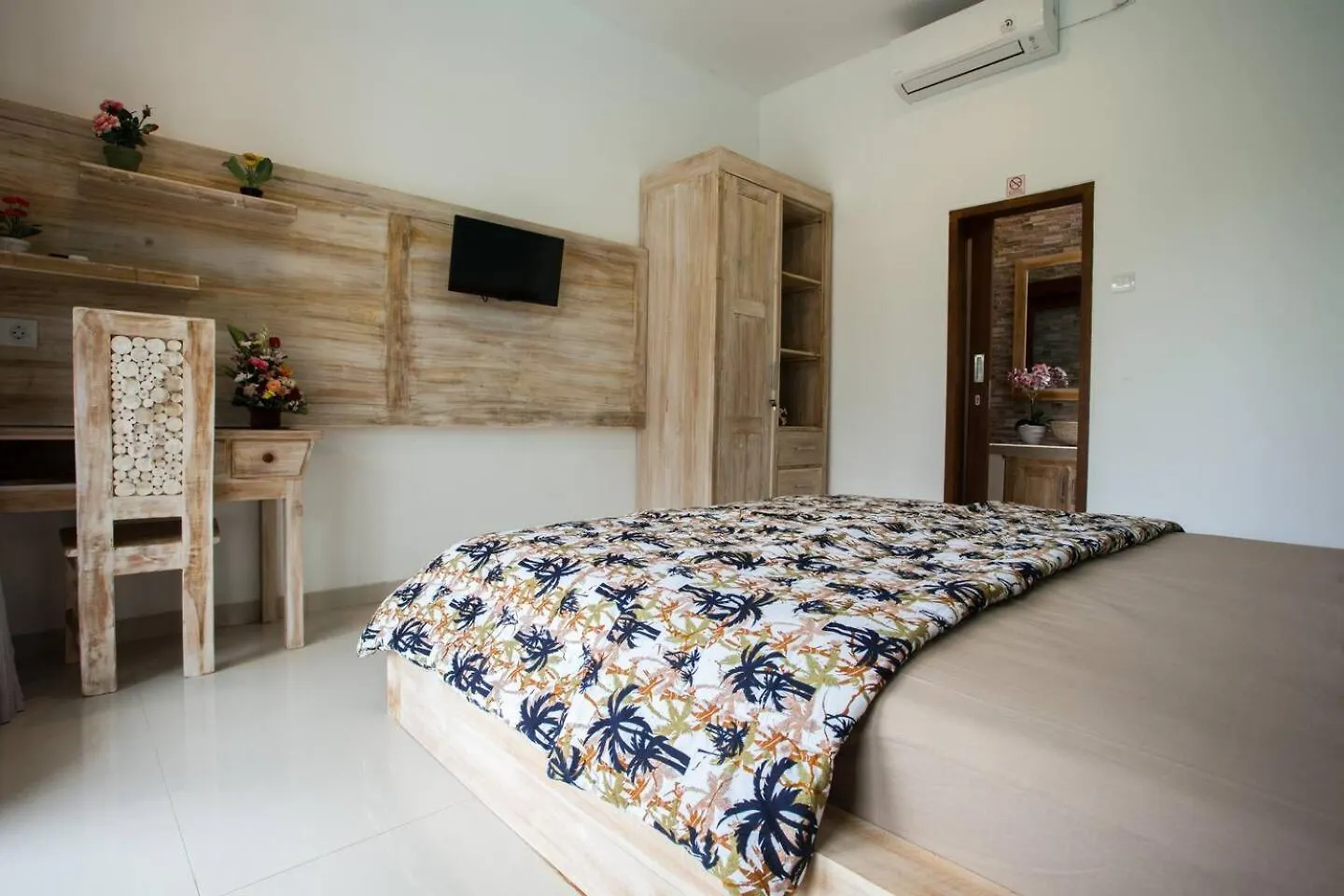 Guest house Canggu Tropical House / France Room